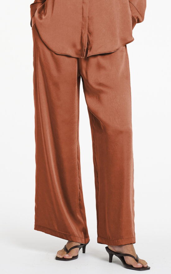 Maxi Pace Pant product photo.