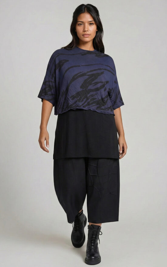 Chicuru Pullover product photo.
