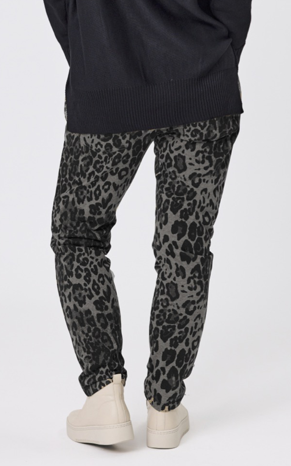 Annika Pant product photo.