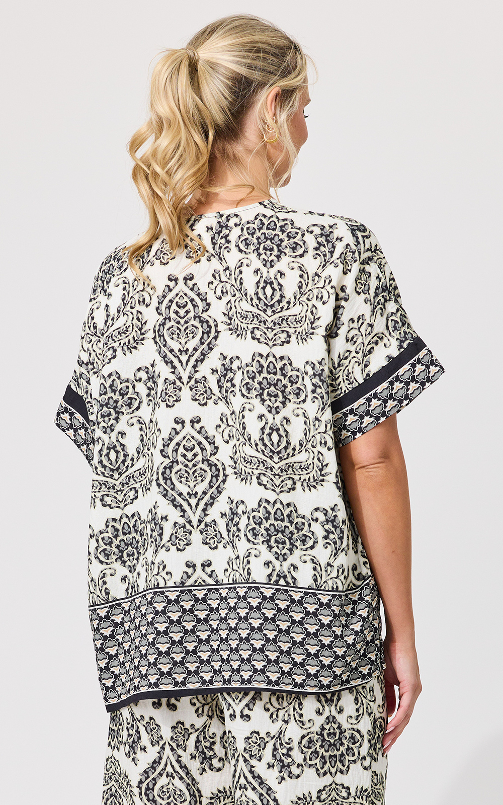 Ariadna Top product photo.