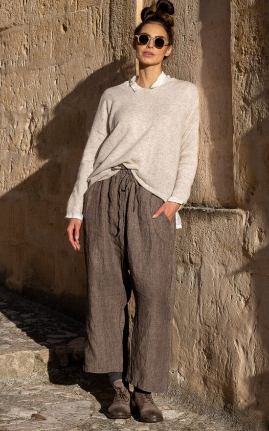 Darcy Pant In Linen product photo.