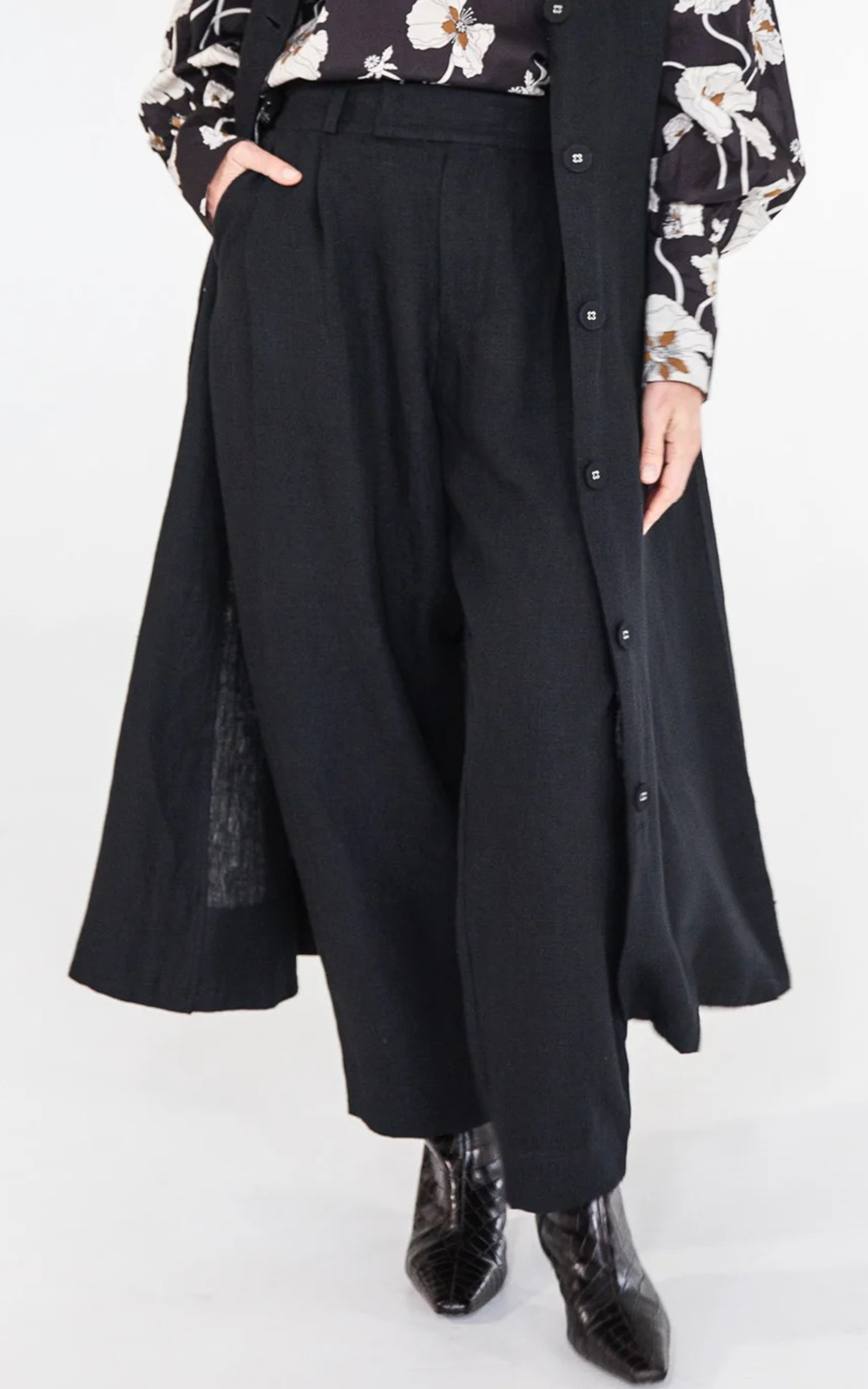 Hendric Pant product photo.