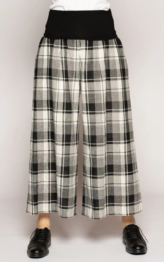 Arya 3/4 Pants product photo.