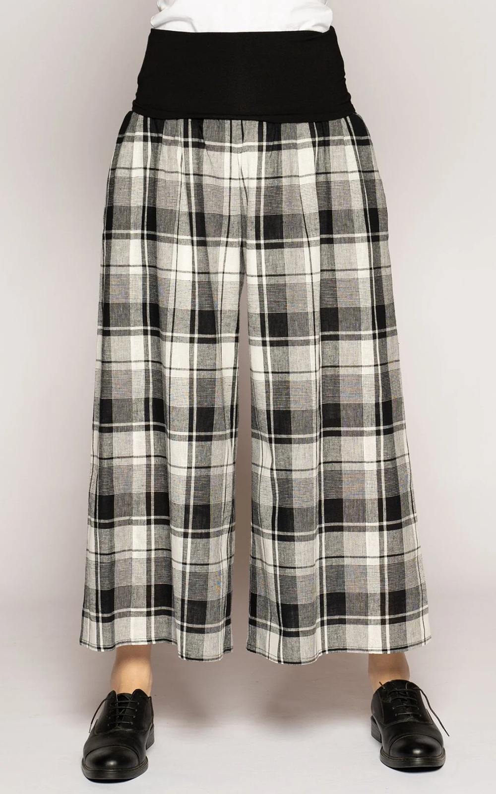 Arya 3/4 Pants product photo.