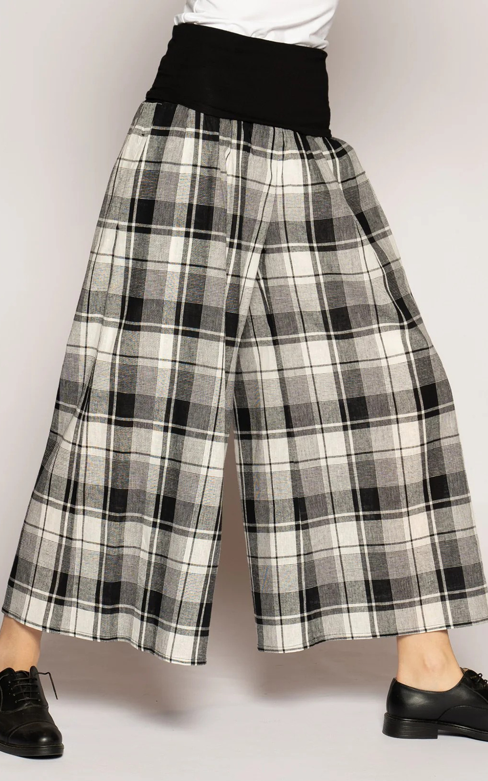 Arya 3/4 Pants product photo.