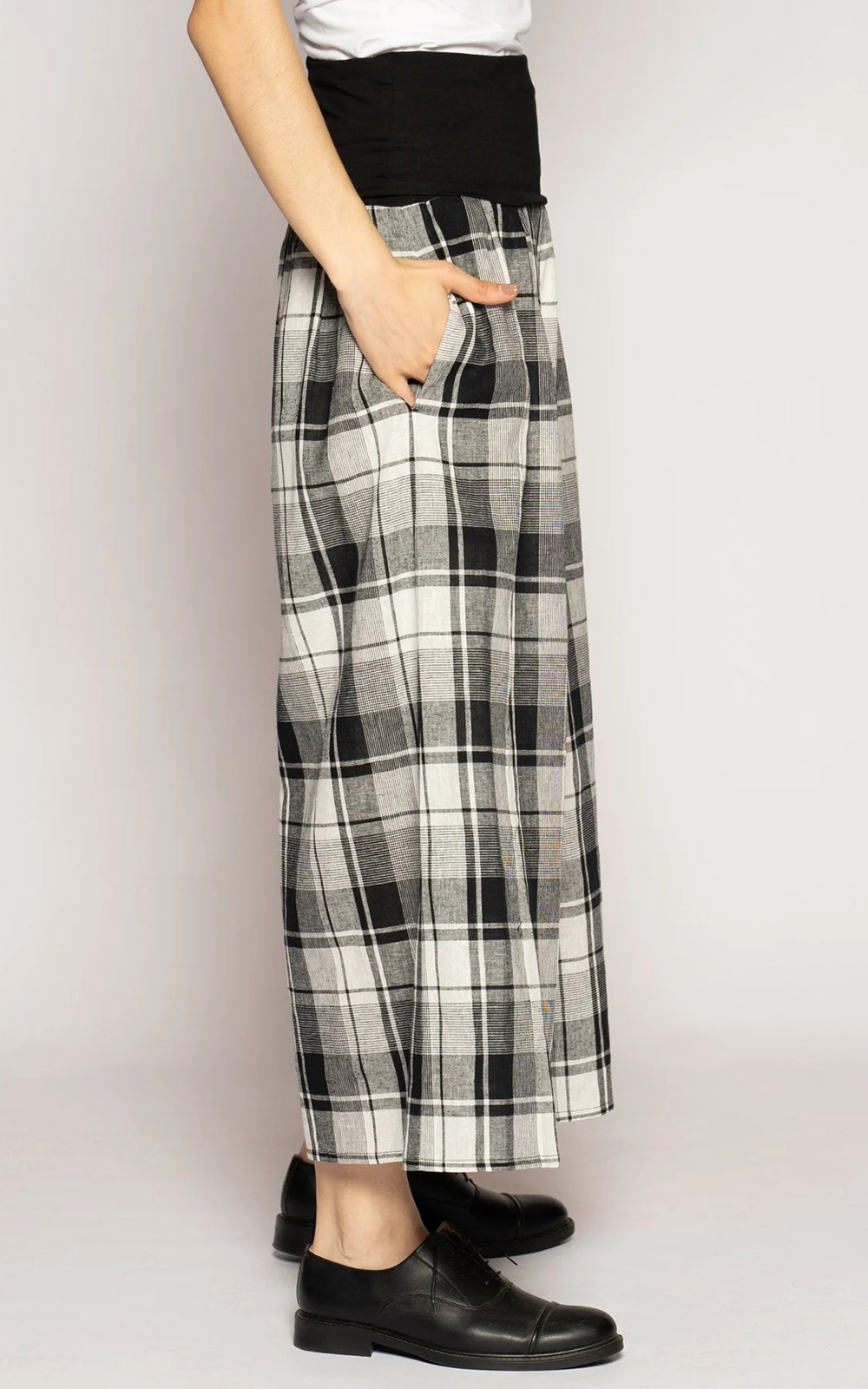 Arya 3/4 Pants product photo.