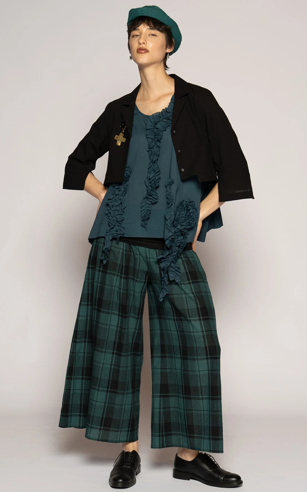 Arya 3/4 Pants product photo.