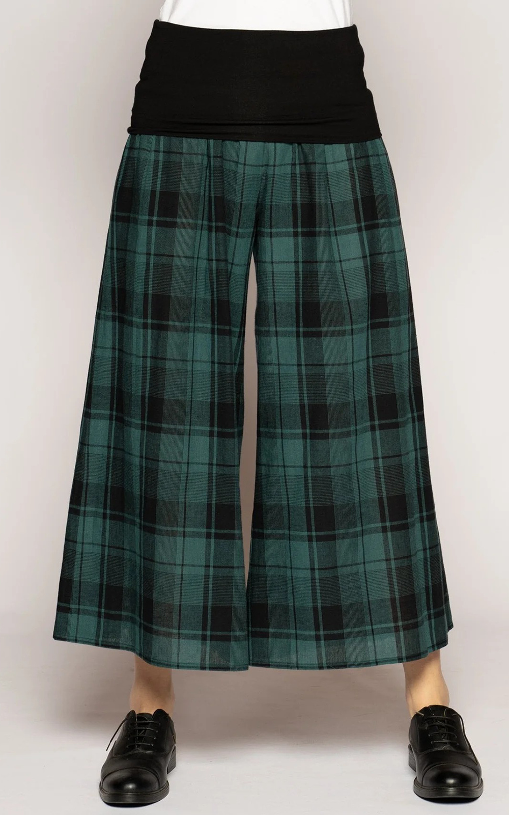 Arya 3/4 Pants product photo.