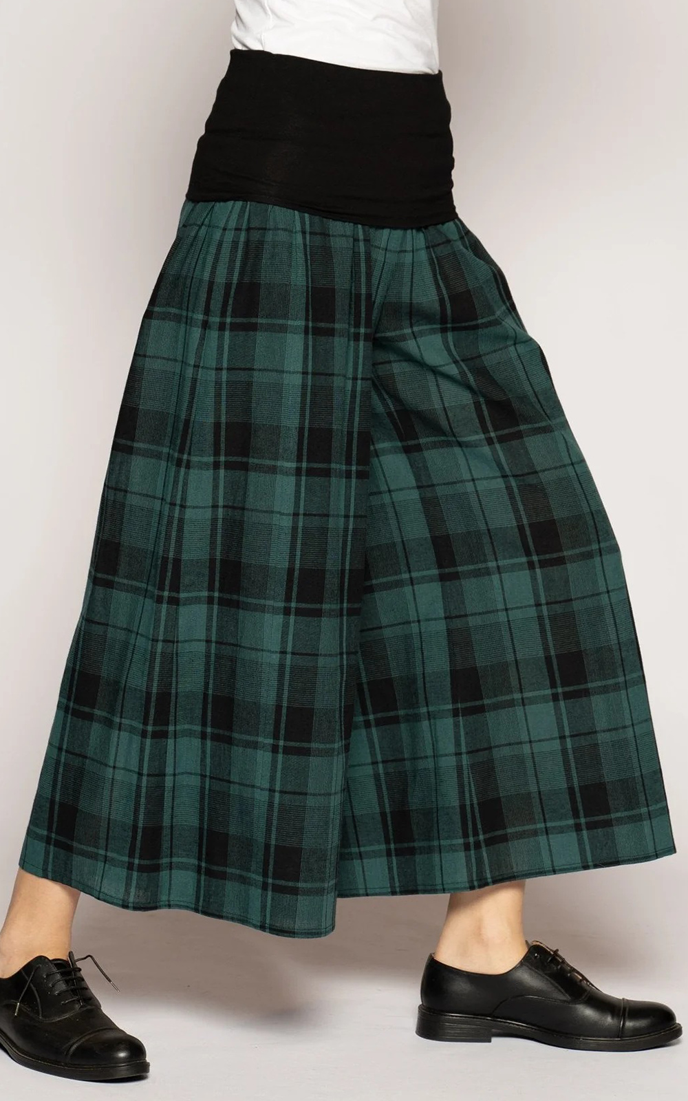 Arya 3/4 Pants product photo.