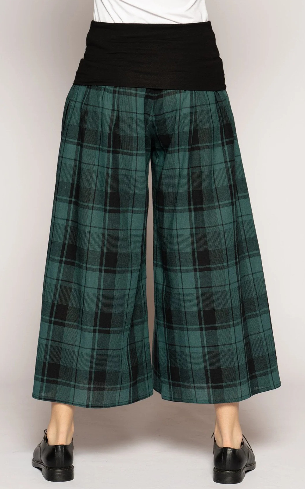 Arya 3/4 Pants product photo.