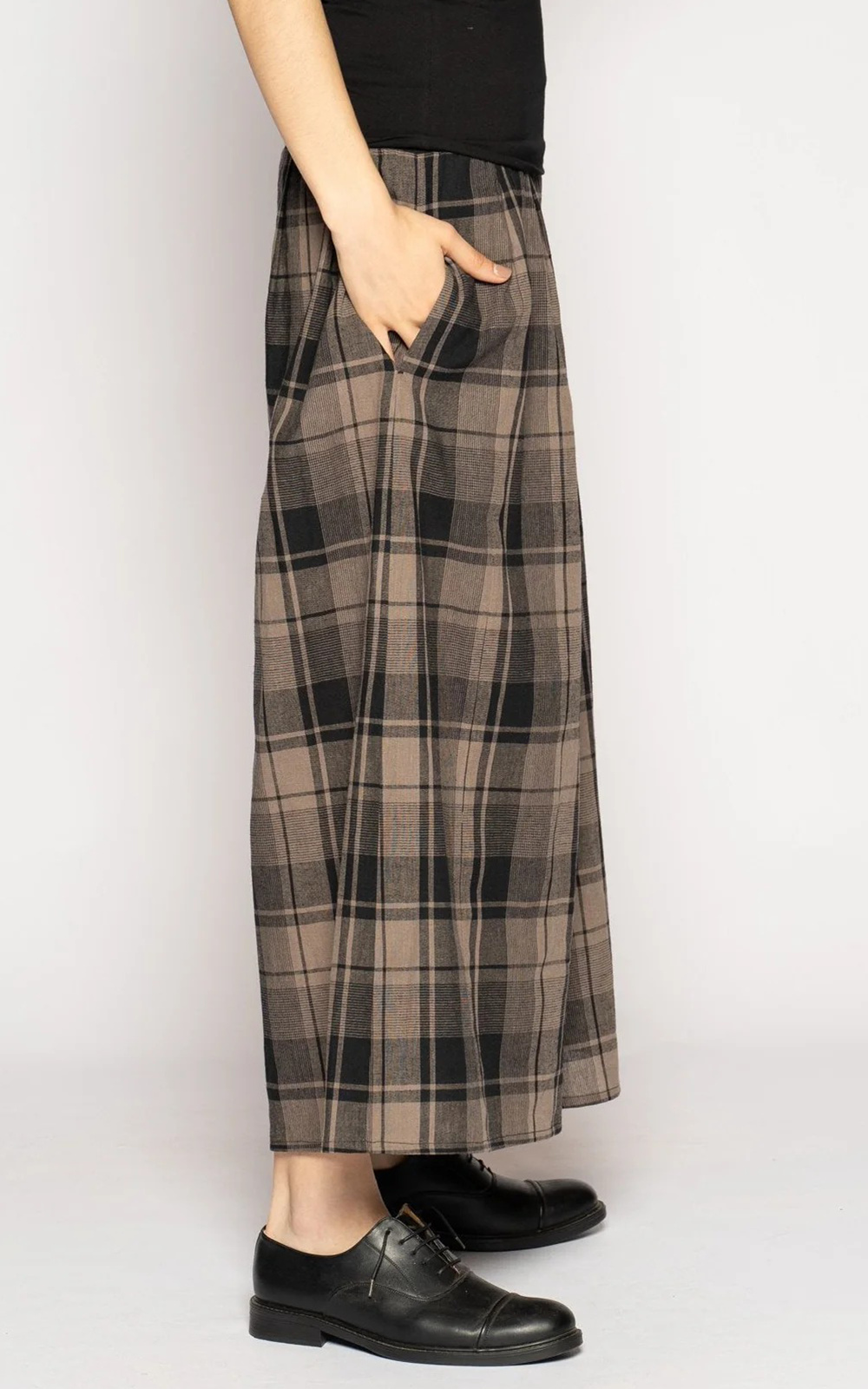 Arya 3/4 Pants product photo.