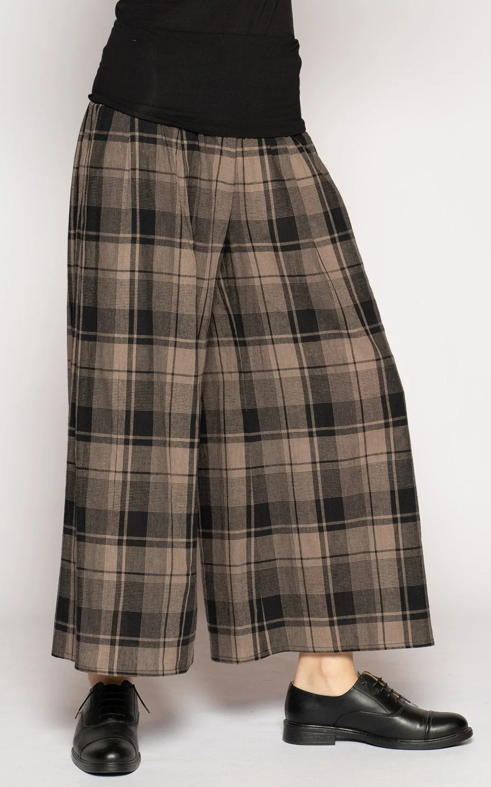 Arya 3/4 Pants product photo.