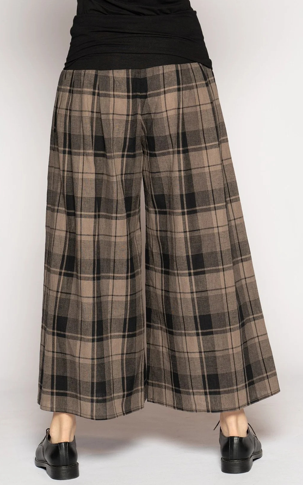 Arya 3/4 Pants product photo.