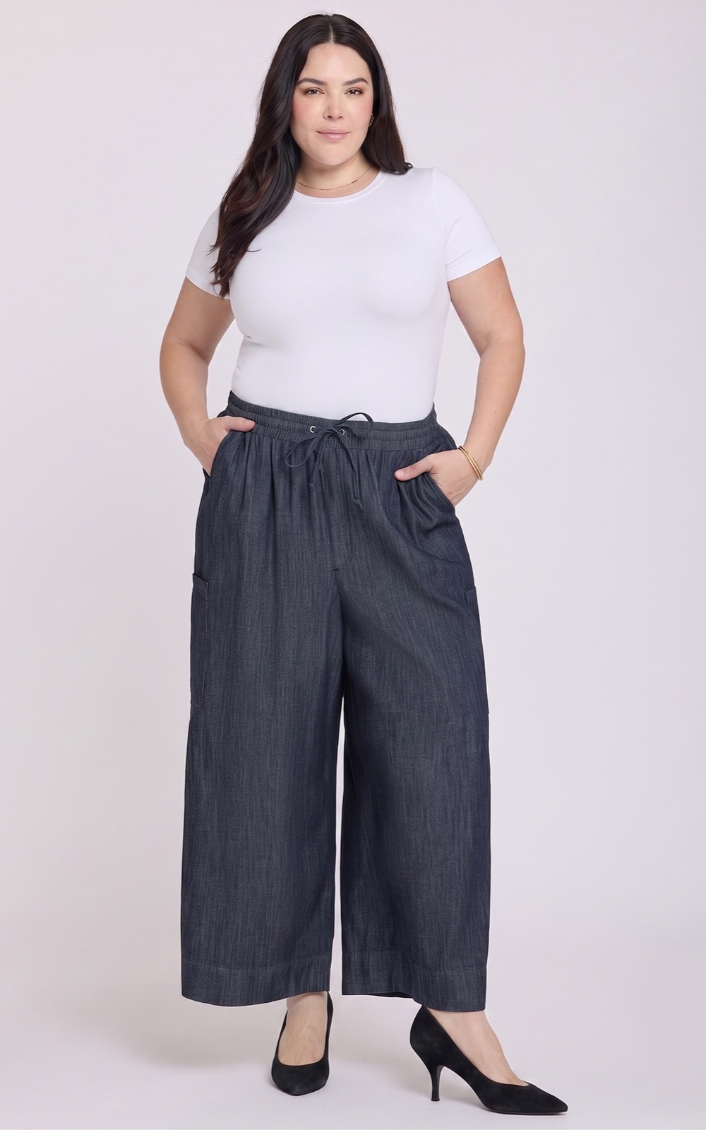 Womens Whitney Pull On Cargo Crop product photo.