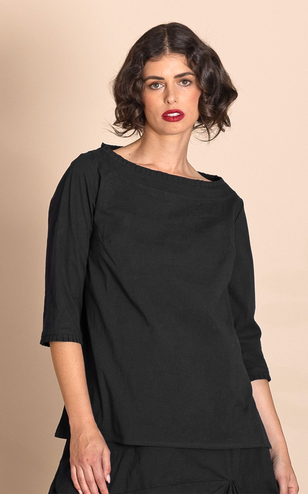 Tabinet Pleat Tee Top product photo.